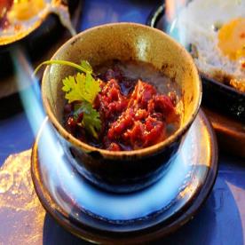 Bò Quanh Lửa Hồng